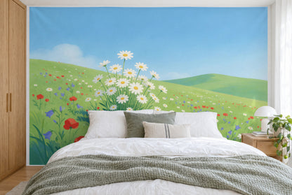 Bedruckter Stoff im XXL-Format: hohe Margeriten links der Mitte, Mohn und Glockenblumen, wandfüllend hinter dem Bett