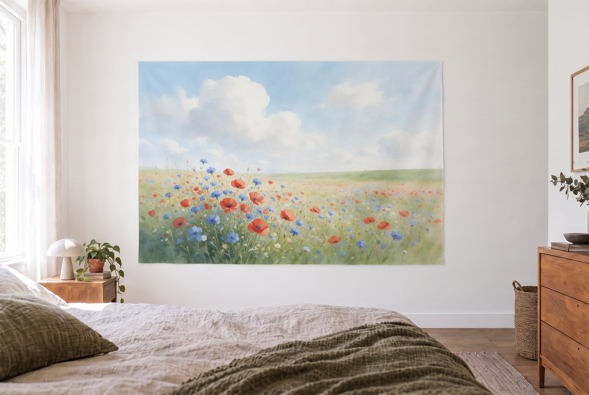 Wandtuch Blumenwiese mit Mohn und Kornblumen im Schlafzimmer gegenüber dem Bett, rechts eine Holzkommode – Rot und Blau