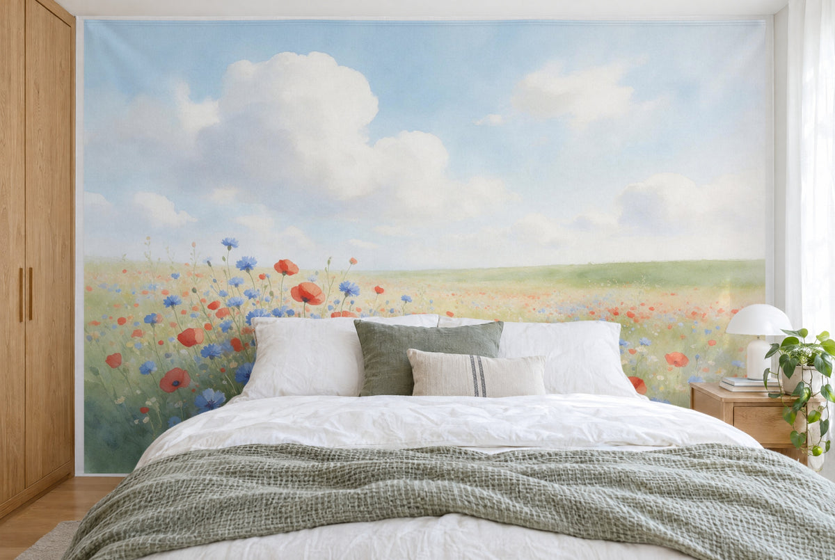 Bedruckter Stoff im XXL-Format: Mohn und Kornblumen links vorn, weite Wiese und Cumuluswolken, wandfüllend hinter dem Bett