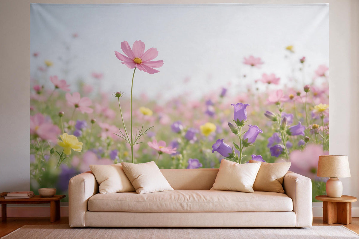 Decoración de pared en un salón luminoso sobre el sofá: tapiz de tela Prado de flores en rosa y violeta