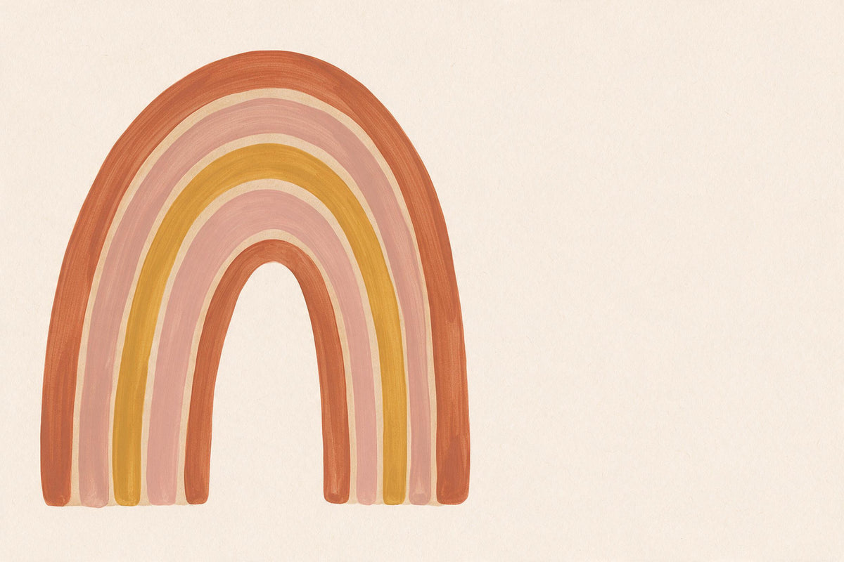 Boho-Regenbogen aus fünf Gouache-Bögen links auf hellem Cremegrund, als Wandtuch, auf Stoff gedruckt – Orange, Gelb und Rosa