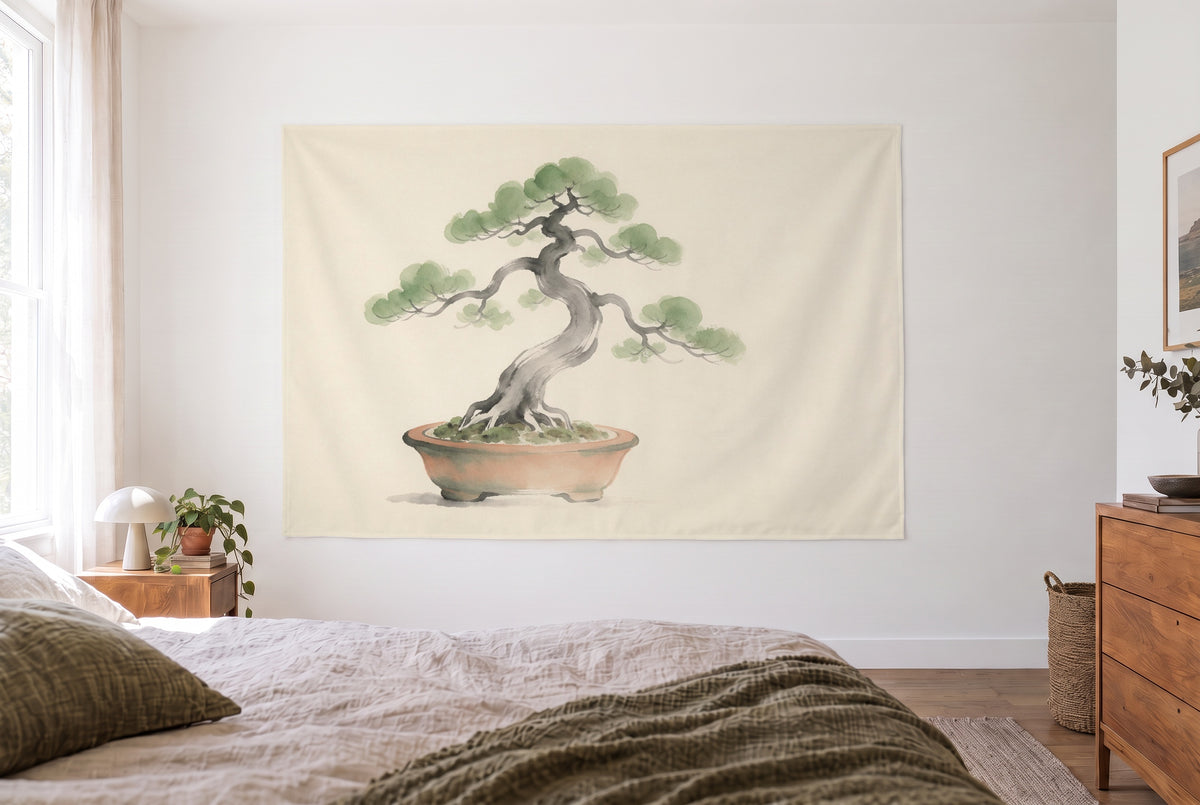 Wandtuch Bonsai-Baum in der Schale im hellen Schlafzimmer gegenüber dem Bett, rechts eine Holzkommode – Grau und Grün