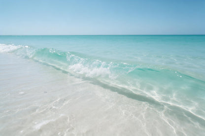 Strand: flache klare Welle mit Schaum über hellem Sand zur Mittagszeit, als Wandtuch, auf Stoff gedruckt – Türkis