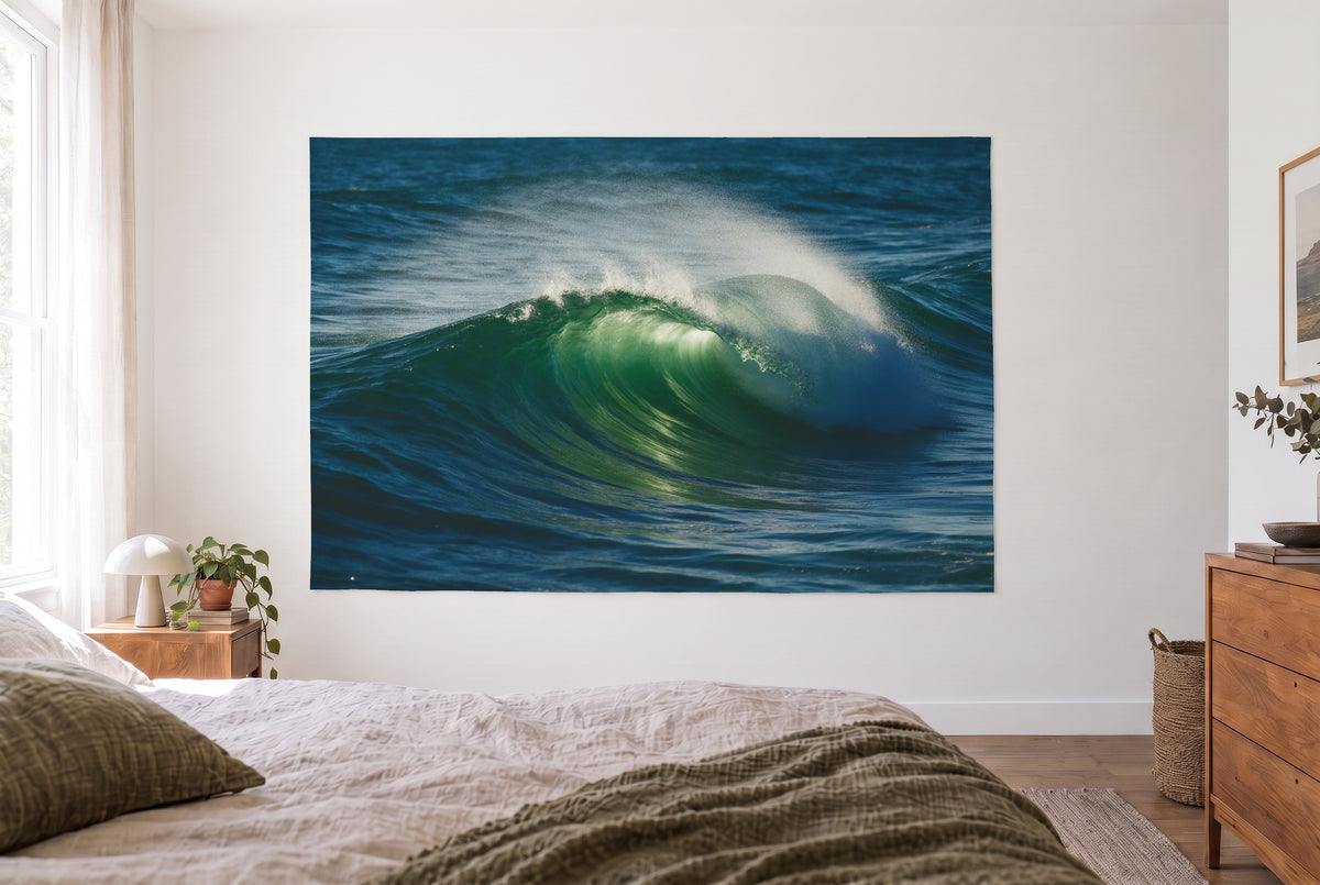 Wandtuch Brechende Welle in Nahaufnahme im hellen Schlafzimmer gegenüber dem Bett, rechts eine Holzkommode – Blau und Grün