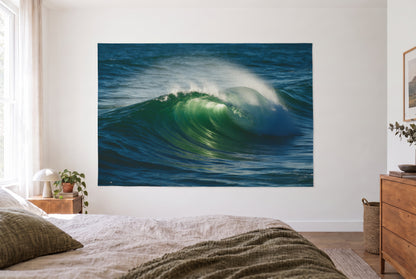 Wandtuch Brechende Welle in Nahaufnahme im hellen Schlafzimmer gegenüber dem Bett, rechts eine Holzkommode – Blau und Grün