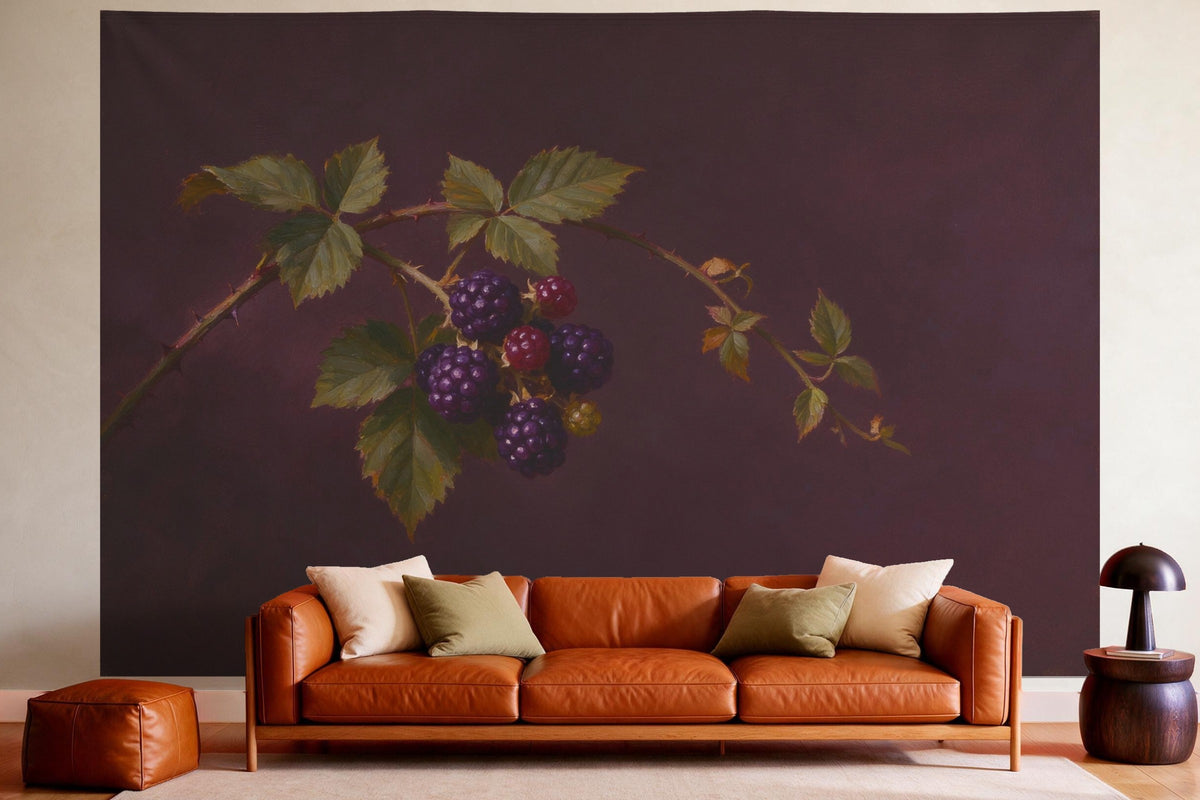 Tapiz de pared XXL Rama de moras con bayas maduras como decoración en un salón acogedor sobre el sofá de cuero
