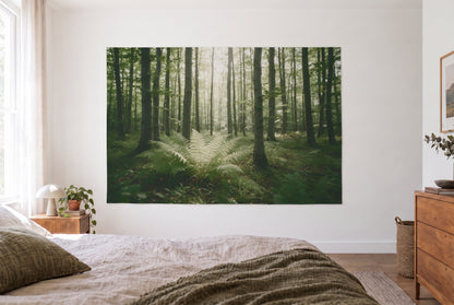 Wandtuch Buchenwald mit Farnen im hellen Schlafzimmer gegenüber dem Bett, rechts eine Holzkommode – Grün und Beige
