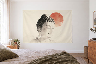 Wandtuch Buddha-Kopf in Tusche im hellen Schlafzimmer gegenüber dem Bett, rechts eine Holzkommode – Schwarz und Rot