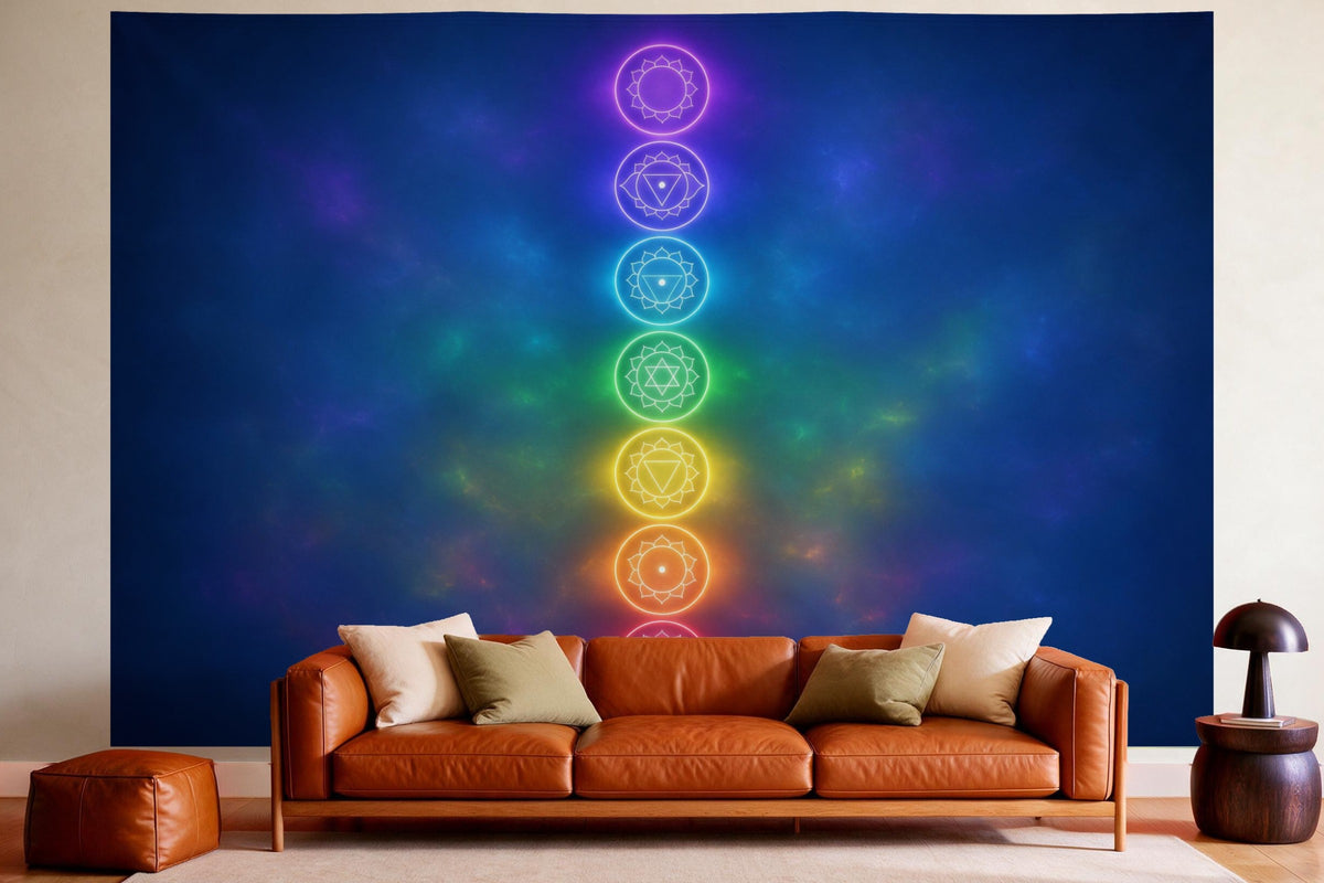 Déco murale dans un salon chaleureux au-dessus du canapé en cuir : tenture murale Colonne de chakras arc-en-ciel, imprimée sur tissu