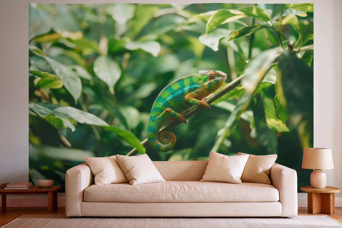 Tapiz de pared XXL Camaleón en la rama como decoración en un salón luminoso sobre el sofá