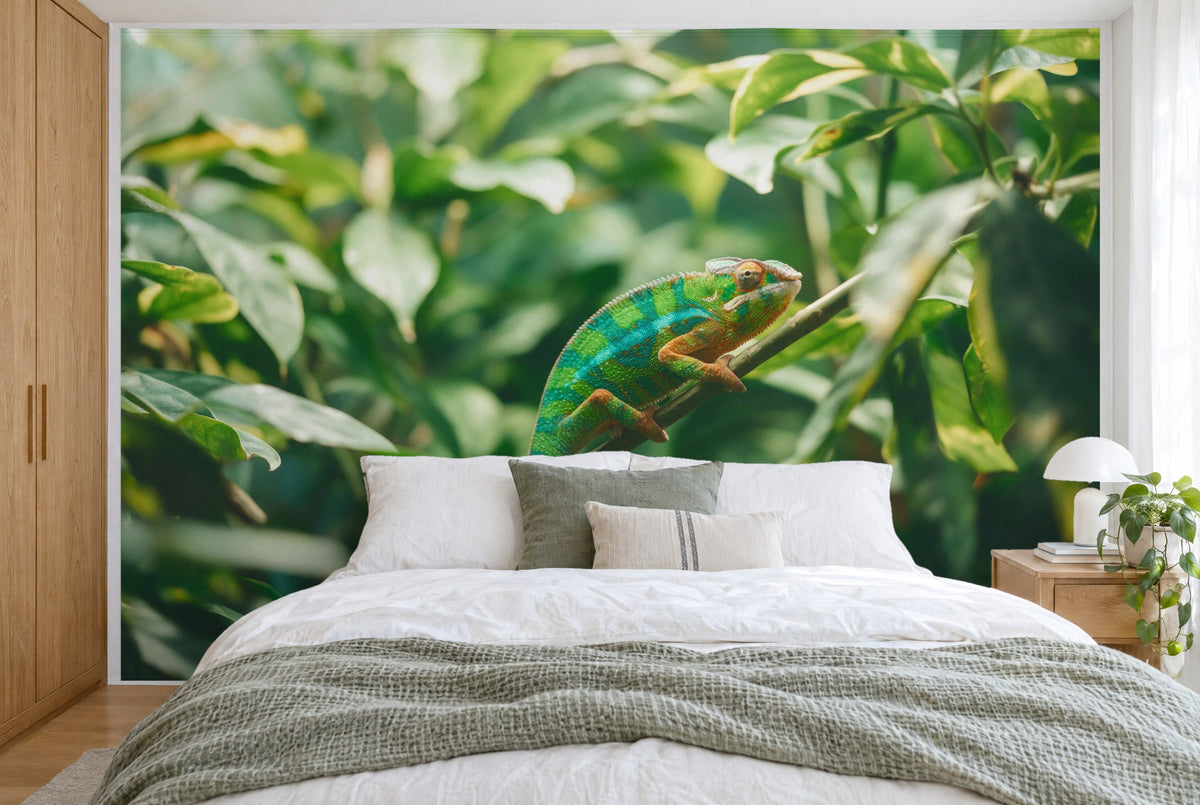 Tissu imprimé XXL : caméléon coloré à droite du centre sur la branche, feuillage tout autour, mur entier derrière le lit
