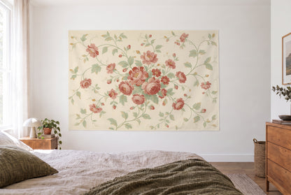Wandtuch Chintz-Blumenranken in Altrosa im hellen Schlafzimmer gegenüber dem Bett, rechts eine Holzkommode – Rosa und Grün