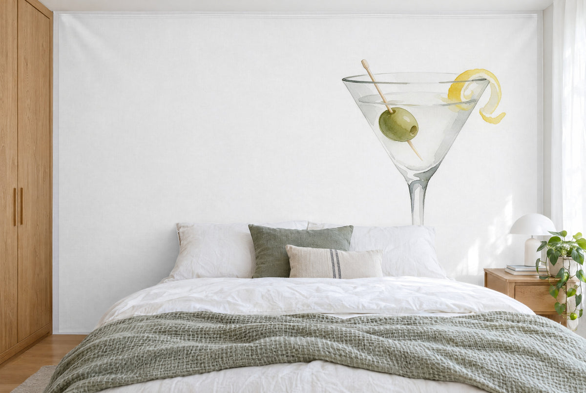 Bedruckter Stoff im XXL-Format: Cocktailglas mit Olive und Zitronenzeste rechts, links Weiss, wandfüllend hinter dem Bett