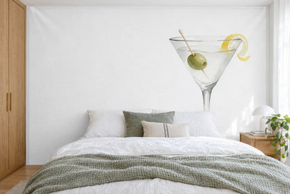 Bedruckter Stoff im XXL-Format: Cocktailglas mit Olive und Zitronenzeste rechts, links Weiss, wandfüllend hinter dem Bett