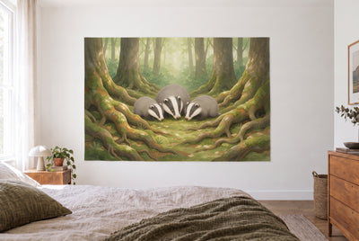 Tenture murale Famille de blaireaux entre racines dans la chambre claire face au lit, commode bois à droite – gris et vert