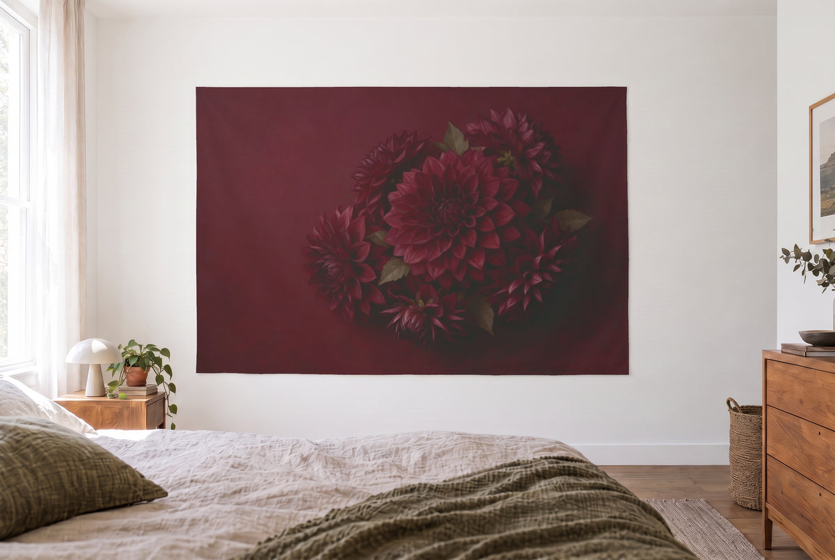 Tapiz dalias oscuras en burdeos en dormitorio claro frente a la cama, cómoda de madera a la derecha – rojo, rosa y verde