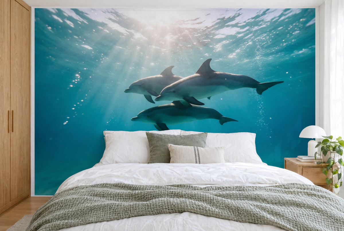 Grosses Wandtuch Delfine im Sonnenlicht im Schlafzimmer wandfüllend hinter dem Bett – Wandbehang aus Stoff