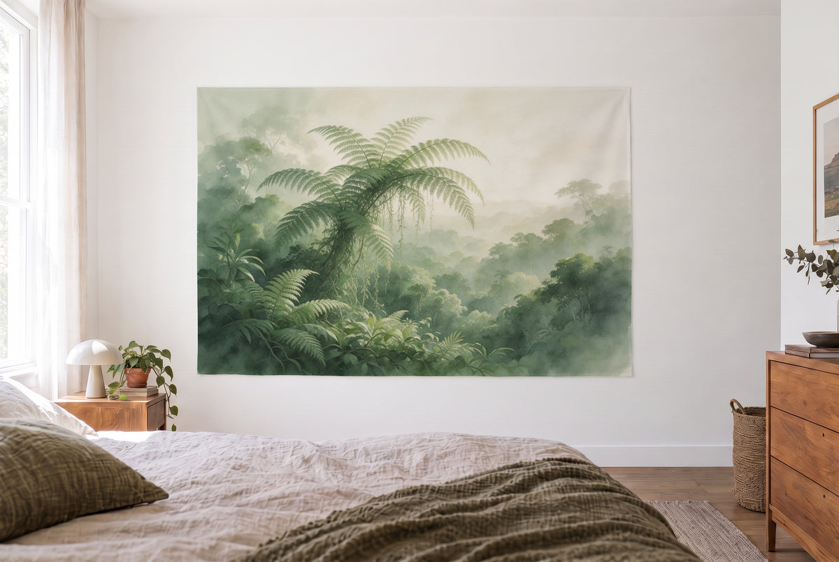Wandtuch Dschungel mit Farnen und Lianen im hellen Schlafzimmer gegenüber dem Bett, rechts eine Holzkommode – Grün Beige