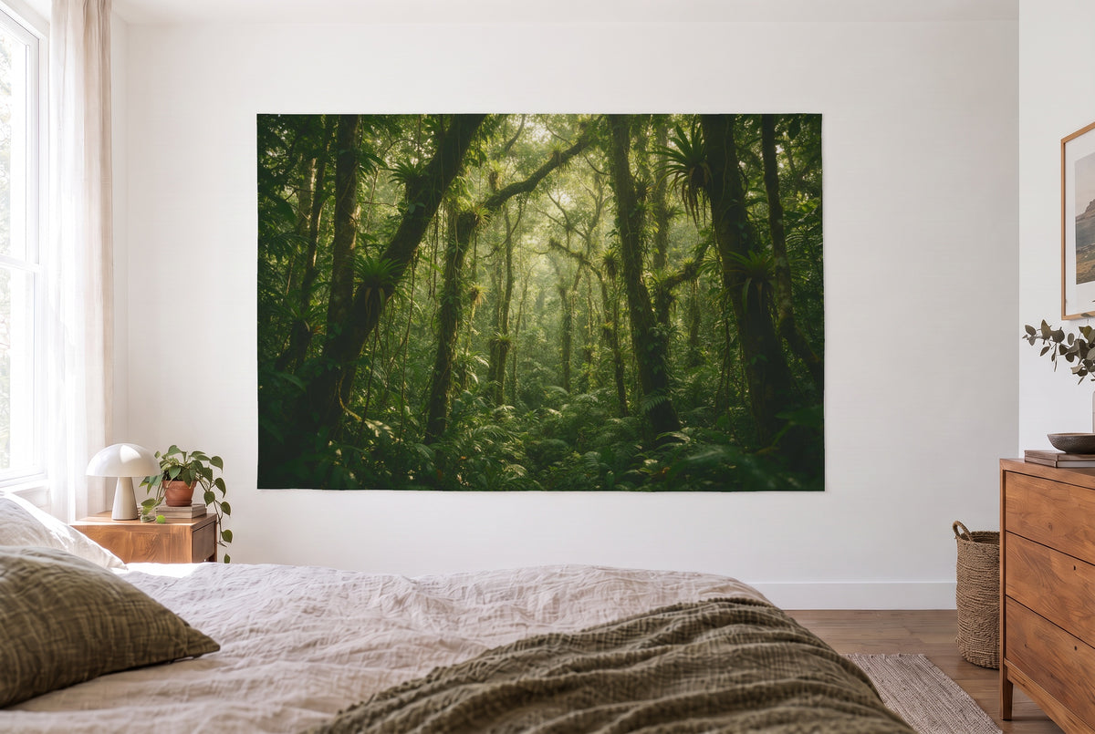 Wandtuch Dschungel mit Lianen und Bromelien im hellen Schlafzimmer gegenüber dem Bett, rechts eine Holzkommode – Grün