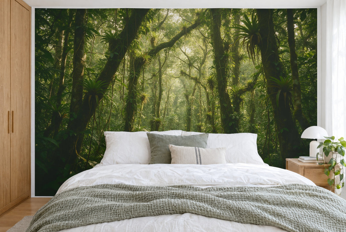Bedruckter Stoff im XXL-Format: Blick in die Dschungeltiefe mit Lianen und Bromelien, wandfüllend hinter dem Bett