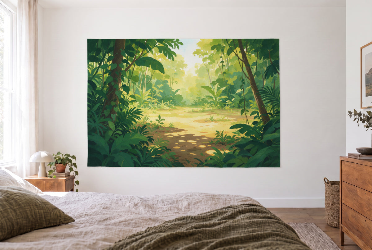 Wandtuch Dschungel-Lichtung am Morgen im hellen Schlafzimmer gegenüber dem Bett, rechts eine Holzkommode – Grün und Gelb