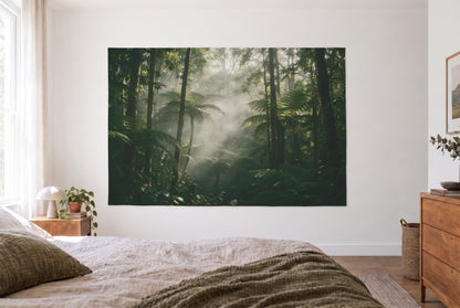 Wandtuch Dschungel im Morgennebel im hellen Schlafzimmer gegenüber dem Bett, rechts eine Holzkommode – Grün und Grau