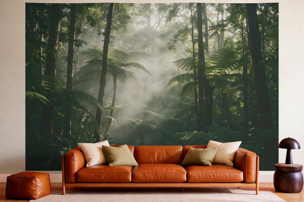 Tapiz de pared XXL Selva en la niebla matinal como decoración en un salón acogedor sobre el sofá de cuero