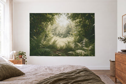 Tenture clairière de jungle aux fougères géantes dans la chambre claire face au lit, commode en bois à droite – vert jaune