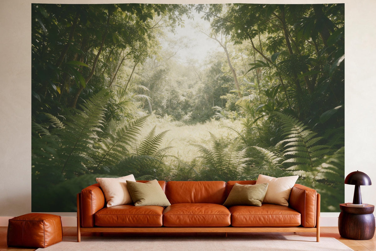 Tapiz de pared XXL Claro de selva con helechos gigantes como decoración en un salón acogedor sobre el sofá de cuero