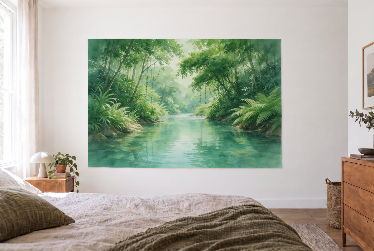 Tapiz río de selva lianas y helechos en el dormitorio claro frente a la cama, cómoda a la derecha – verde y turquesa