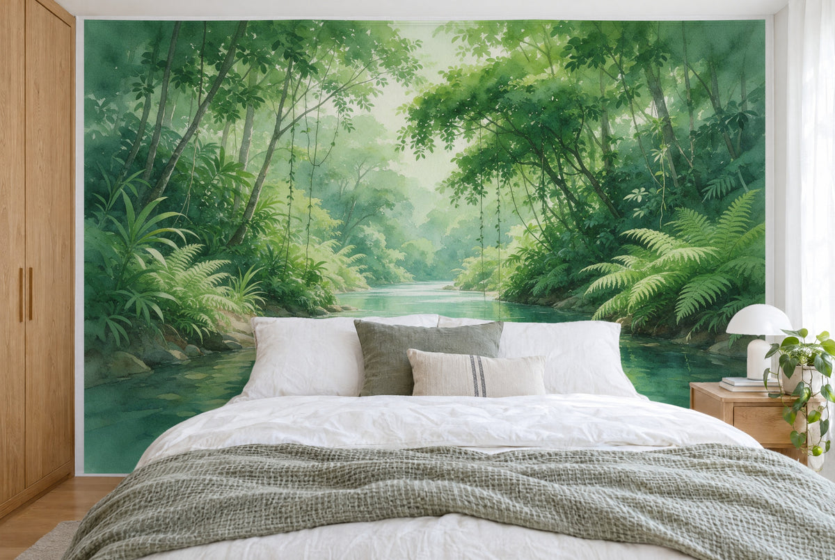 Tela impresa XXL: río tranquilo entre lianas y helechos, cubriendo la pared tras la cama – verde y turquesa