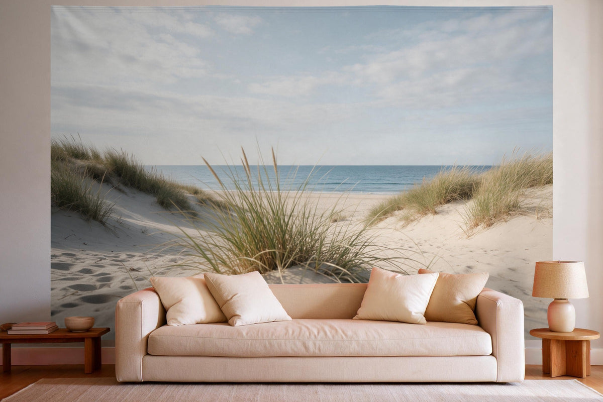 Tenture murale XXL Plage avec herbe des dunes devant la mer en déco murale dans un salon lumineux au-dessus du canapé