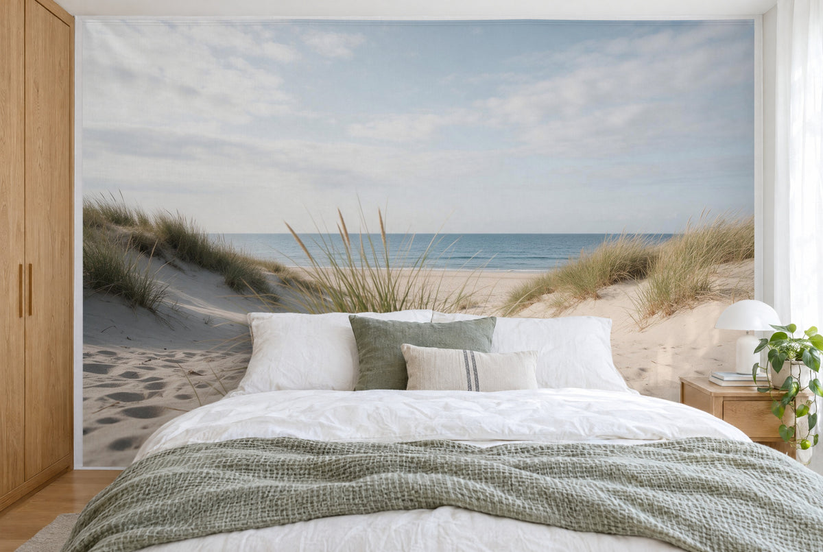 Tissu imprimé XXL : herbe des dunes à gauche et à droite devant mer calme sous nuages, mur entier derrière le lit