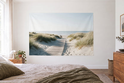 Wandtuch Dünenweg zum Strand im hellen Schlafzimmer gegenüber dem Bett, rechts eine Holzkommode – Beige und Blau