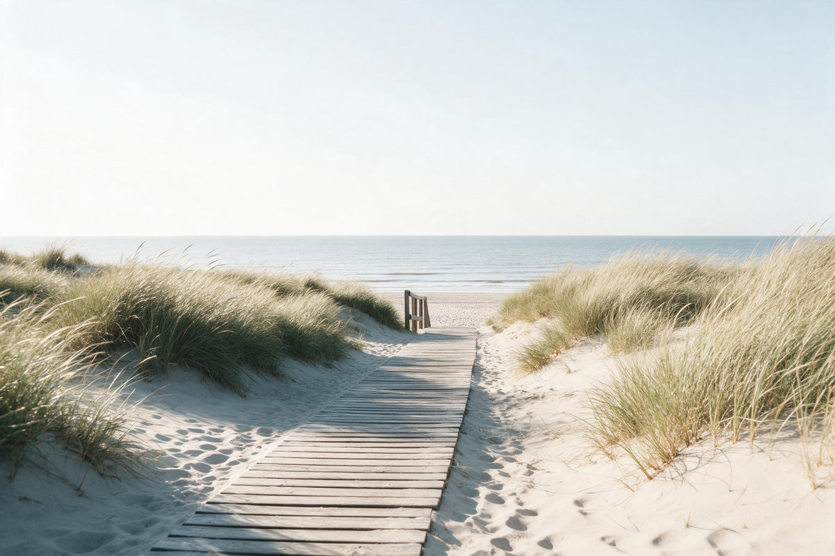 Strand: Holzsteg durch Dünen mit Strandhafer zum Meer, als Wandtuch, auf Stoff gedruckt – Beige und Blau