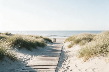 Strand: Holzsteg durch Dünen mit Strandhafer zum Meer, als Wandtuch, auf Stoff gedruckt – Beige und Blau