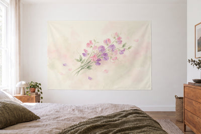 Wandtuch Duftwicken als Aquarell im hellen Schlafzimmer gegenüber dem Bett, rechts eine Holzkommode – Rosa und Violett