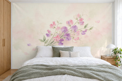 Bedruckter Stoff im XXL-Format: Zweig mit rosa und violetten Wicken in der Mitte, lose Blüten, wandfüllend hinter dem Bett