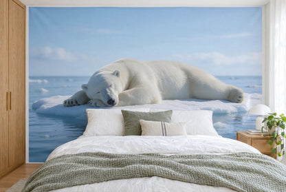 Bedruckter Stoff im XXL-Format: schlafender Polarbär auf treibender Eisscholle im Meer, wandfüllend hinter dem Bett