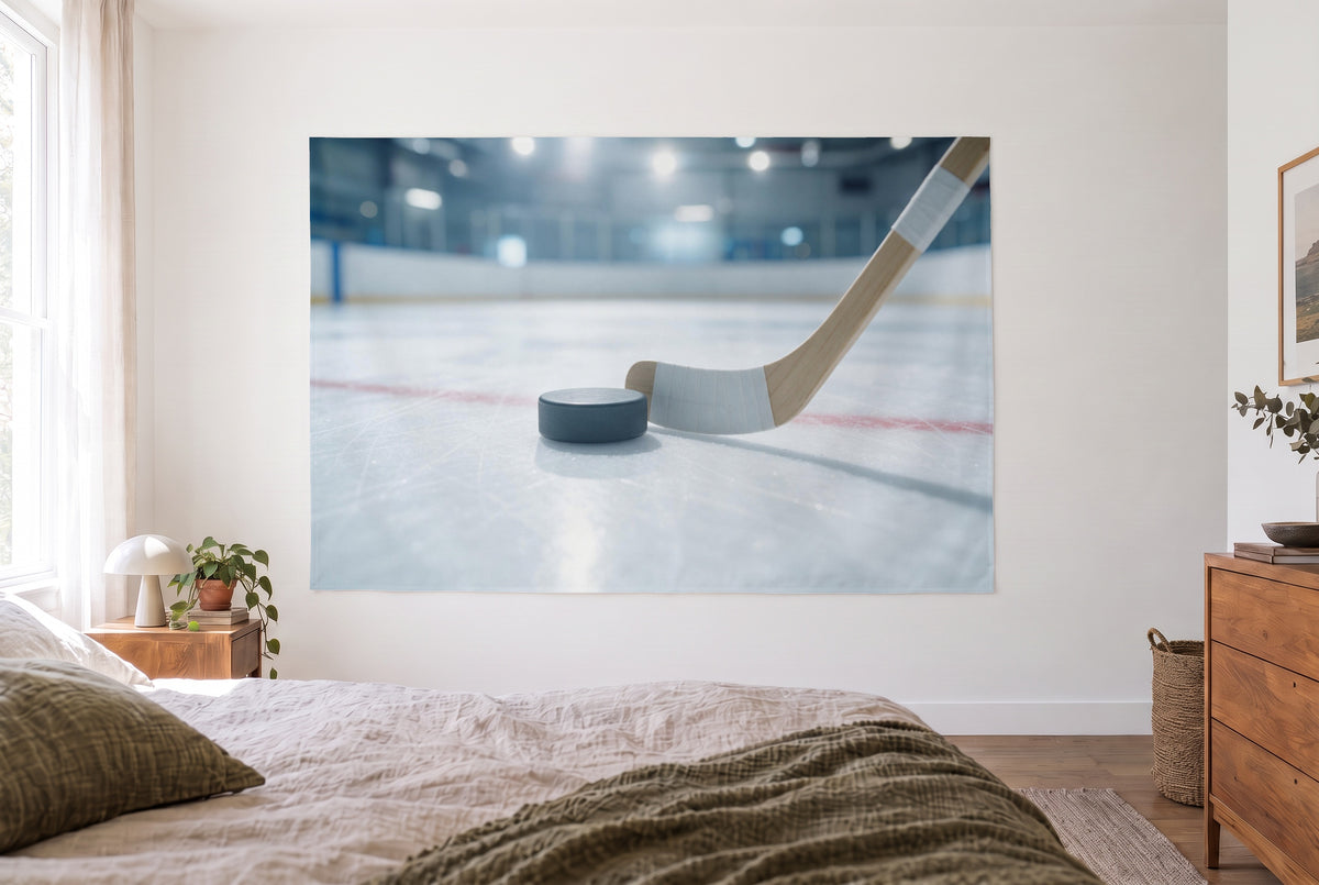 Tapiz disco de hockey sobre hielo en un dormitorio claro frente a la cama, a la derecha una cómoda de madera – blanco y azul