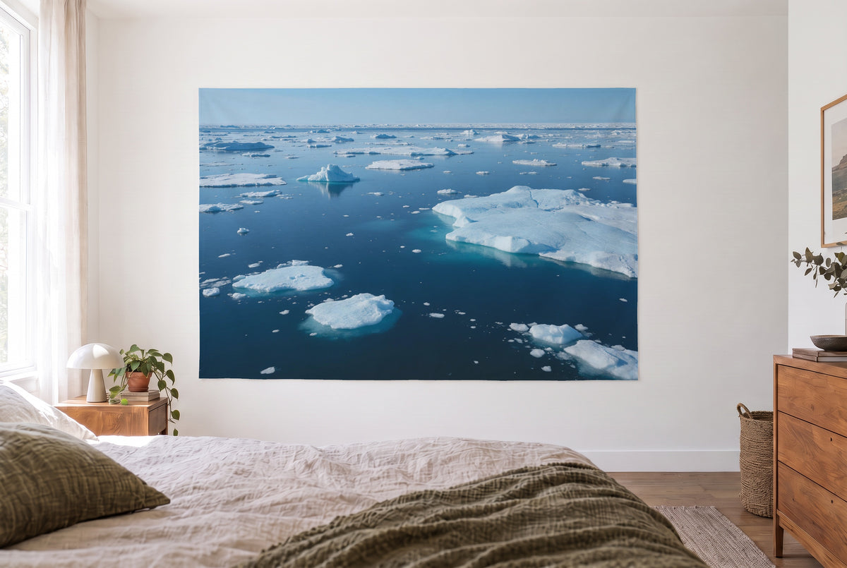 Wandtuch Eisschollen im Polarmeer im hellen Schlafzimmer gegenüber dem Bett, rechts eine Holzkommode – Blau und Türkis