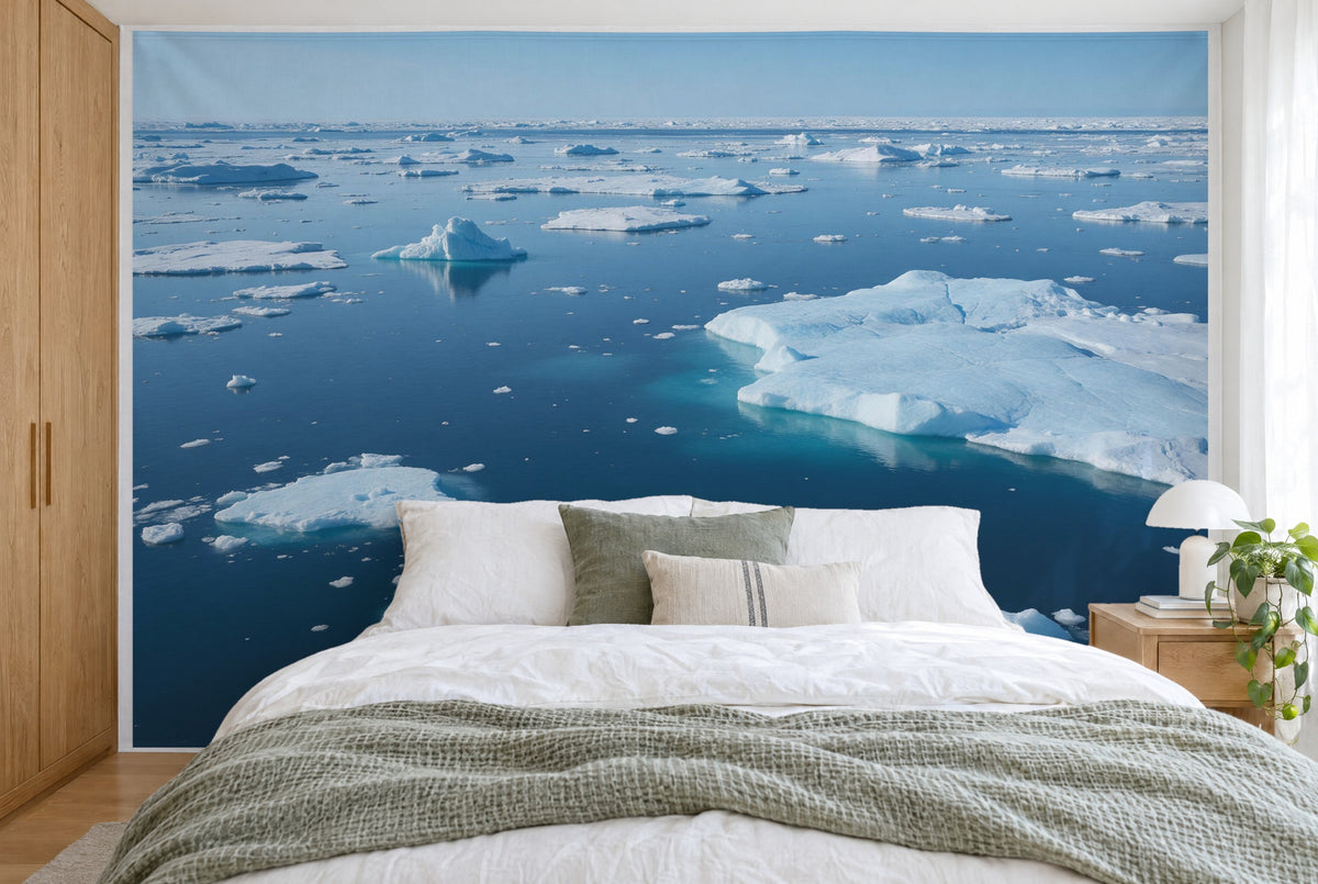 Bedruckter Stoff im XXL-Format: grosse Eisscholle rechts, kleiner Eisberg links im Polarmeer, wandfüllend hinter dem Bett
