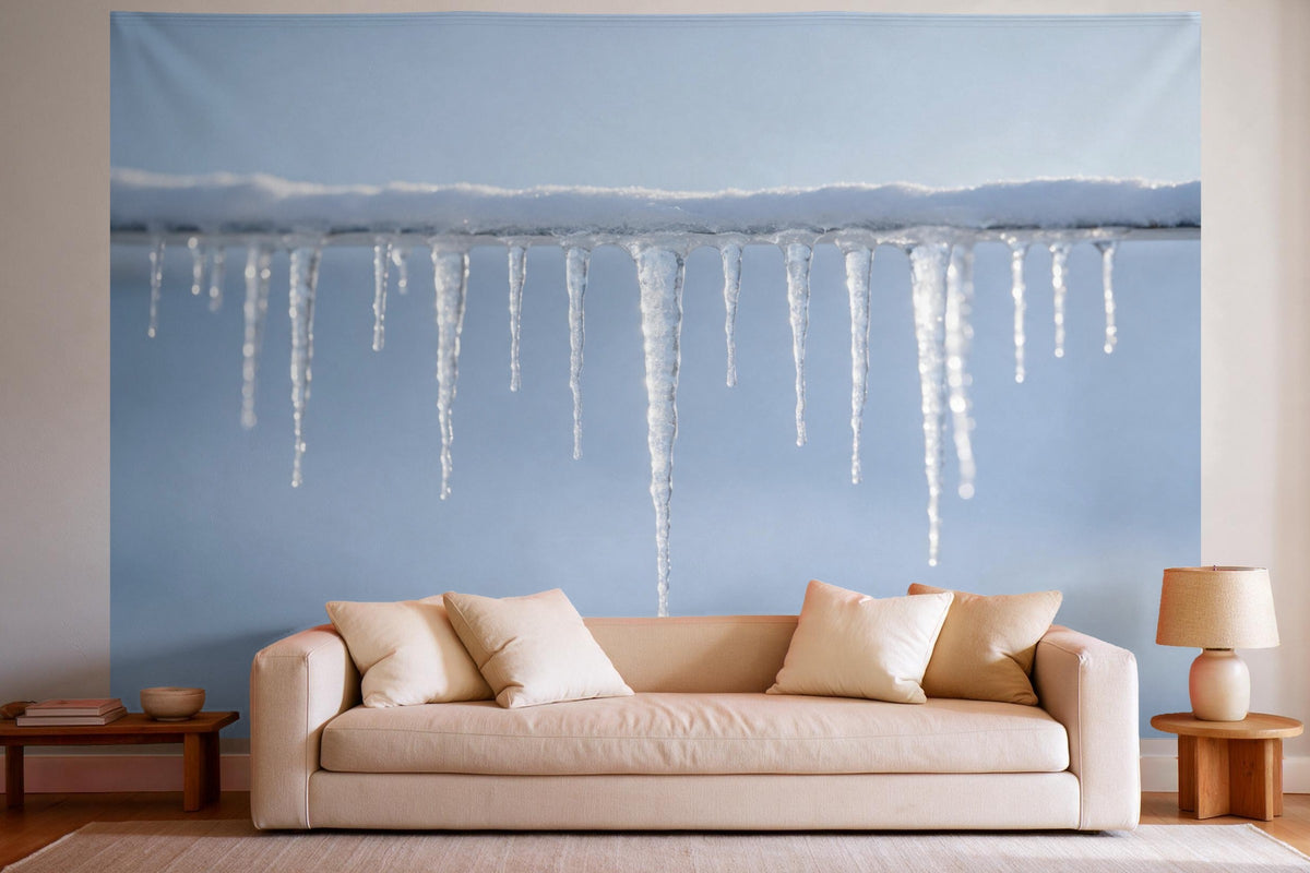 Wandtuch XXL Eiszapfen im Winter als Wanddeko im hellen Wohnzimmer über dem Sofa