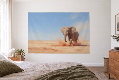 Wandtuch Elefant im roten Staub im hellen Schlafzimmer gegenüber dem Bett, rechts eine Holzkommode – Beige und Blau