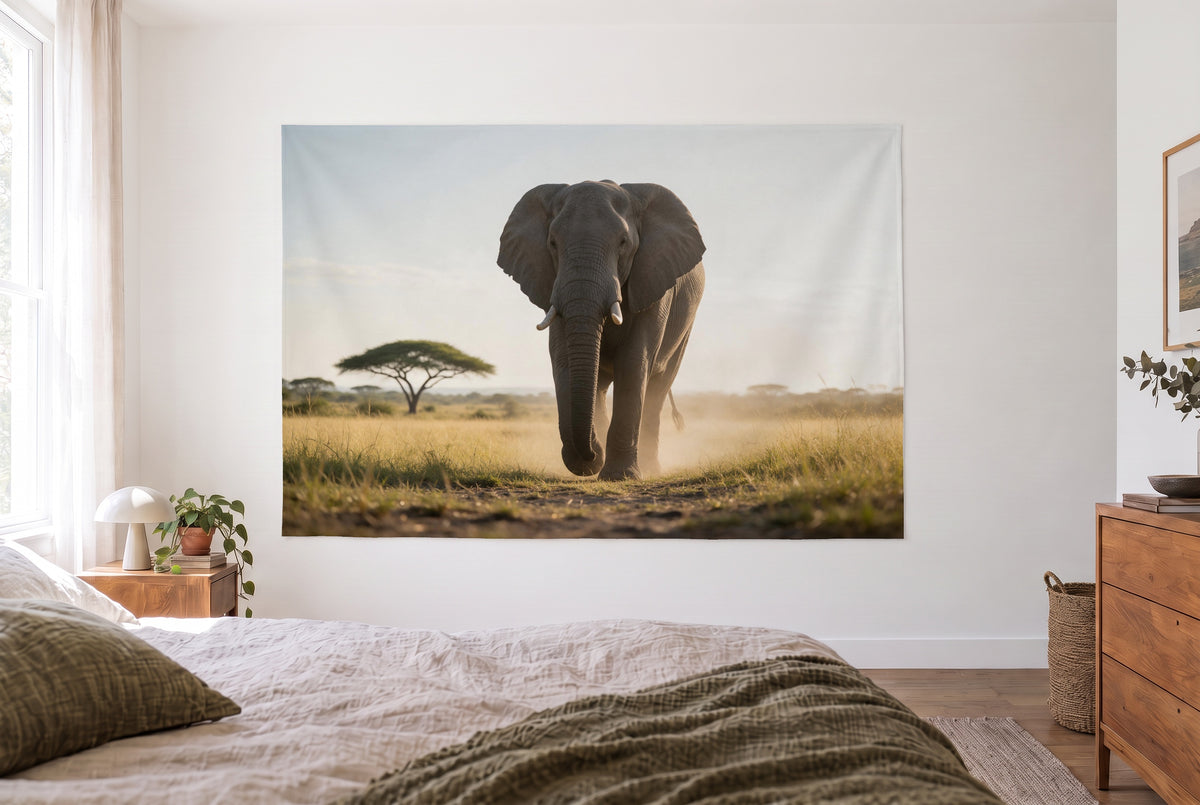 Tapiz elefante en la sabana en el dormitorio claro frente a la cama, cómoda de madera a la derecha – gris dorado