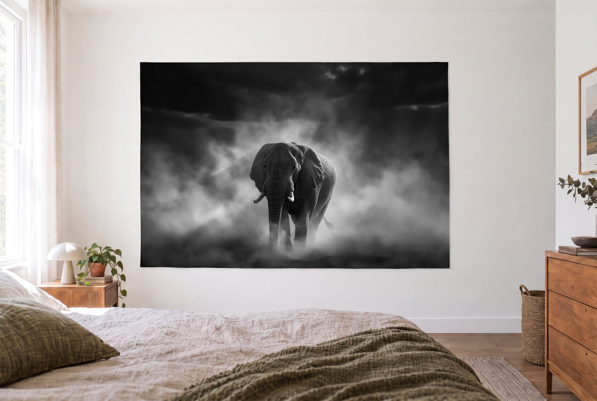 Tapiz elefante en el polvo en blanco y negro en un dormitorio claro frente a la cama, cómoda de madera a la derecha