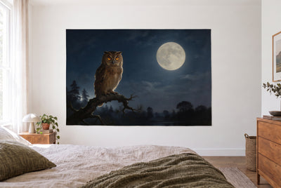 Tapiz búho a la luz de la luna en un dormitorio claro frente a la cama, cómoda de madera a la derecha – azul noche y plata