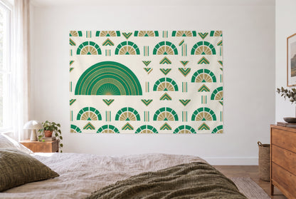 Wandtuch Art-Deco-Fächermuster in Smaragd und Gold im hellen Schlafzimmer gegenüber dem Bett, rechts eine Holzkommode
