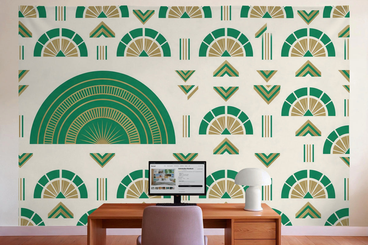 Wandtuch XXL Art-Deco-Fächermuster in Smaragd und Gold als Wanddeko im Büro hinter dem Schreibtisch