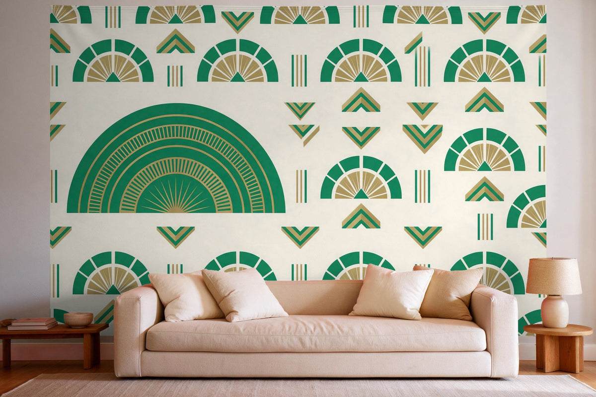 Wanddeko im hellen Wohnzimmer über dem Sofa: Wandtuch Art-Deco-Fächermuster in Smaragd und Gold, auf Stoff gedruckt